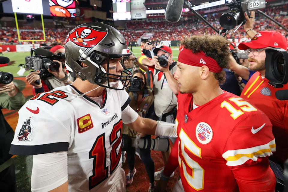 Kansas City Chiefs quarterback Patrick Mahomes (right) and former Tampa Bay Buccaneers quarterback Tom Brady© Nathan Ray Seebeck-Imagn Images