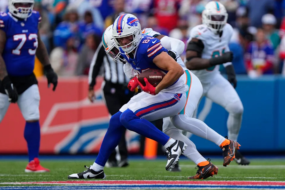 Nov 3, 2024; Orchard Park, New York, USA; Buffalo Bills tight end Dalton Kincaid (86) runs with the ball after making a catch against the Miami Dolphins during the second half at Highmark Stadium.© Gregory Fisher-Imagn Images