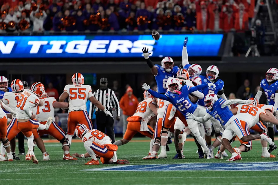 Clemson Tigers kicker Nolan Hauser (81) makes a 56-yard field goal as time expires to win the ACC Championship Game against the SMU Mustangs.© Jim Dedmon-Imagn Images