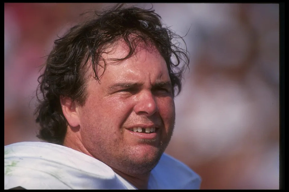 20 Sep 1992: Offensive lineman Jay Hilgenberg of the Cleveland Browns looks on during a game against the Los Angeles Raiders at Cleveland Stadium in Cleveland, Ohio. The Browns won the game, 28-16.