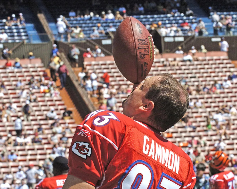 Kansas City Chiefs snapper Kendall Gammon entertains with an unusual balancing act during the 2005 Pro Bowl game at Aloha Stadium, Honolulu February 13, 2005. (Photo by Al Messerschmidt/Getty Images)