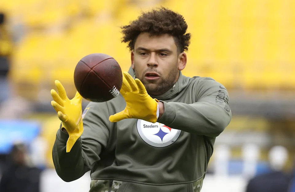 Nov 13, 2022; Pittsburgh, Pennsylvania, USA; Pittsburgh Steelers tight end Connor Heyward (83) warms up before the game against the New Orleans Saints at Acrisure Stadium. Mandatory Credit: Charles LeClaire-USA TODAY Sports