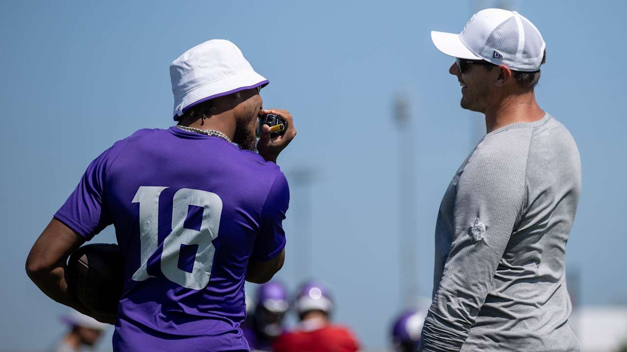 Justin Jefferson Staying Engaged, Calling ‘A Few’ Plays While Rehabbing