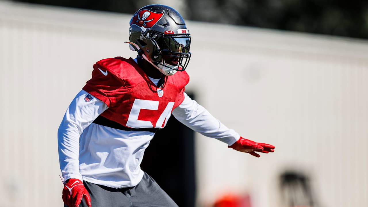 Lavonte David Reports to 14th Tampa Bay Buccaneers Training Camp