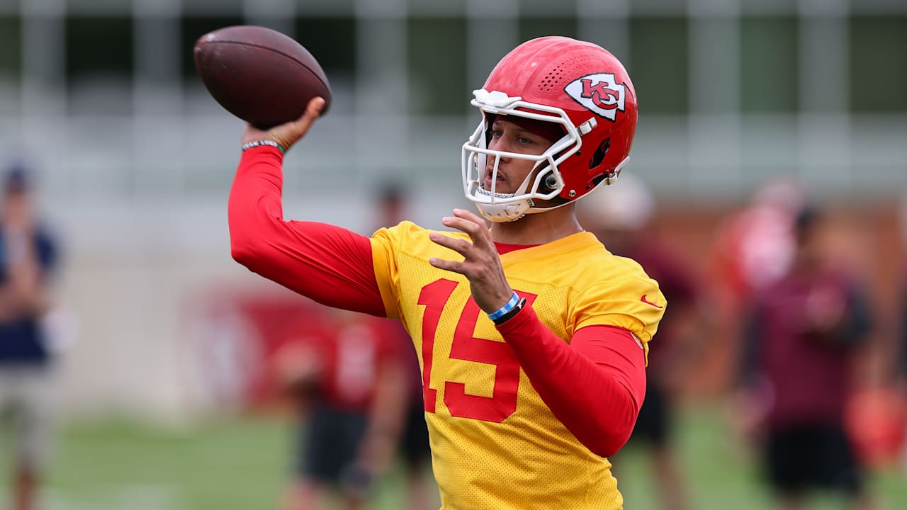 Chiefs QB Patrick Mahomes ready to leave Super Bowl loss behind in 2025: 'Let's just play football'