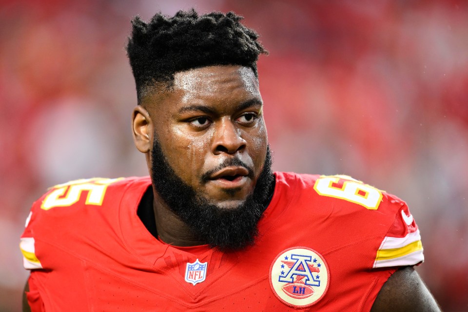 Kansas City Chiefs guard Trey Smith in uniform.