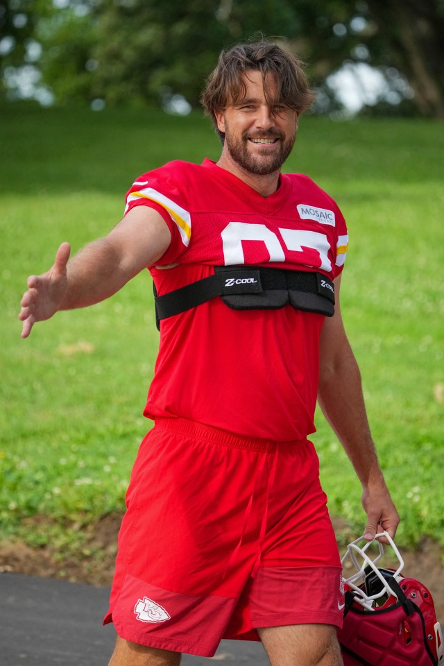 Travis Kelce, Kansas City Chiefs tight end, walking to training camp.
