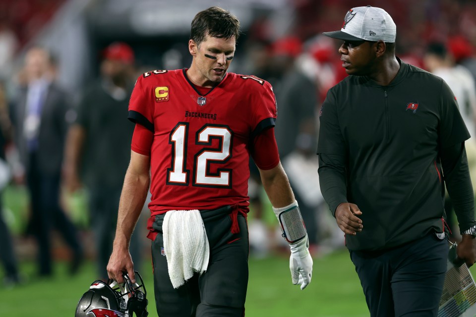 Tom Brady and Byron Leftwich leaving the field.
