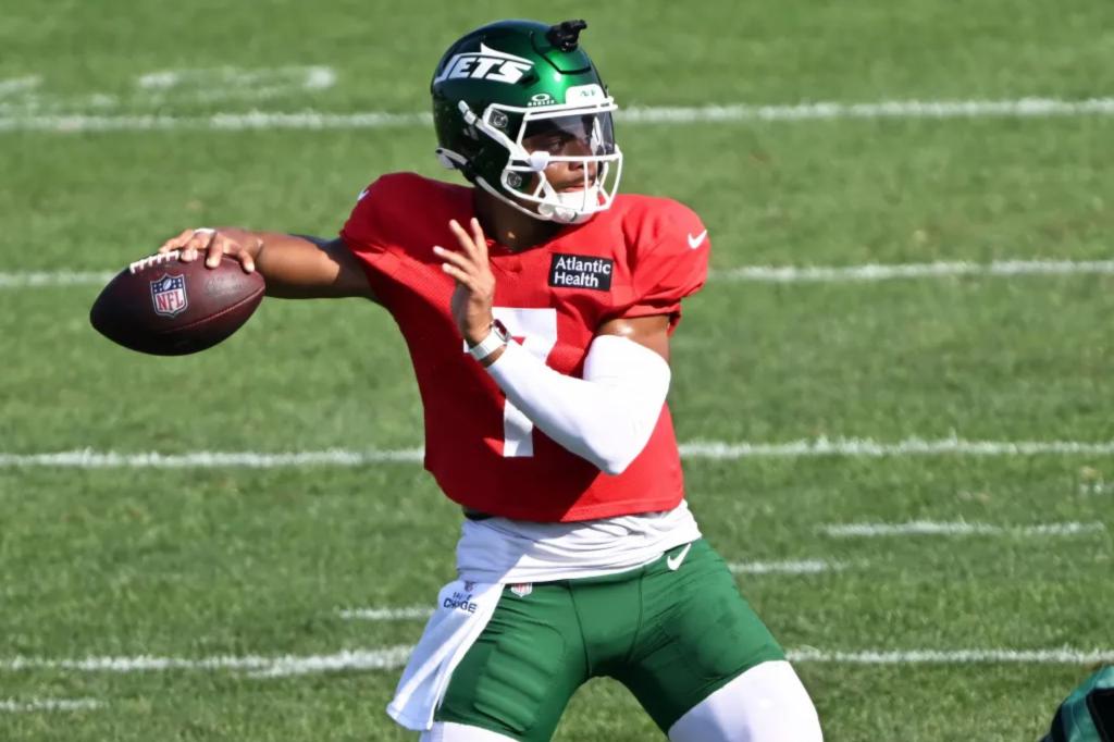 Justin Fields showing no ill affects from his dislocated toe