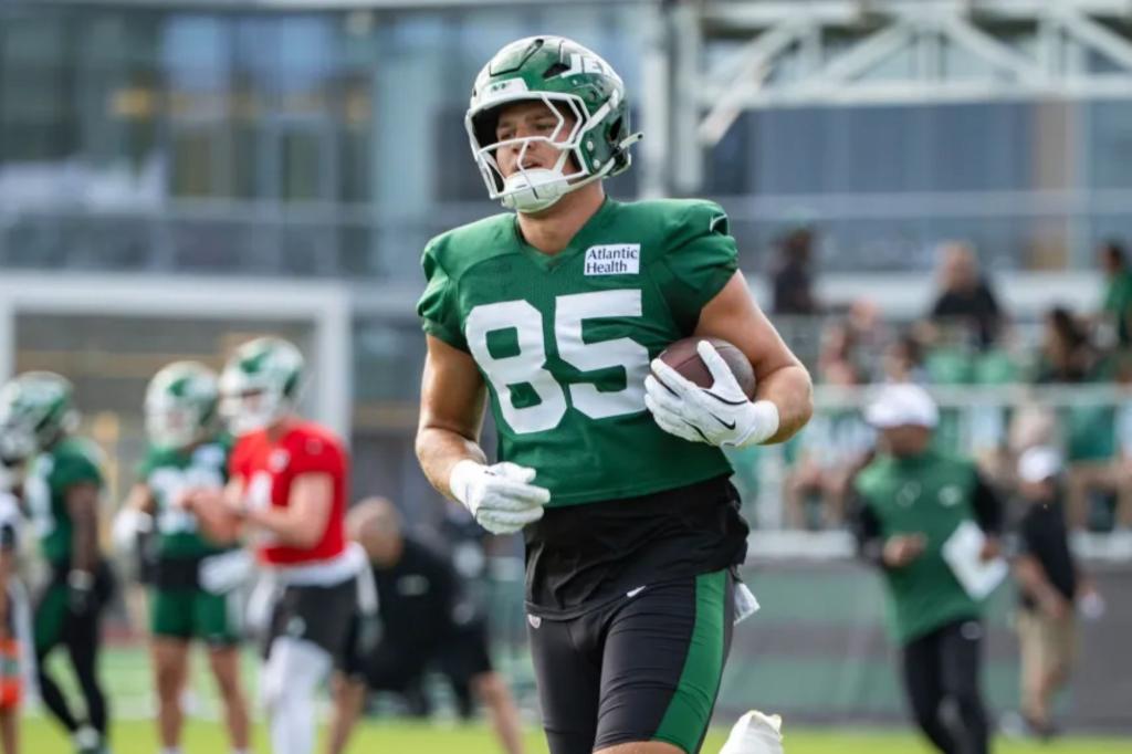 Mason Taylor, Justin Fields show off emerging connection at Jets camp