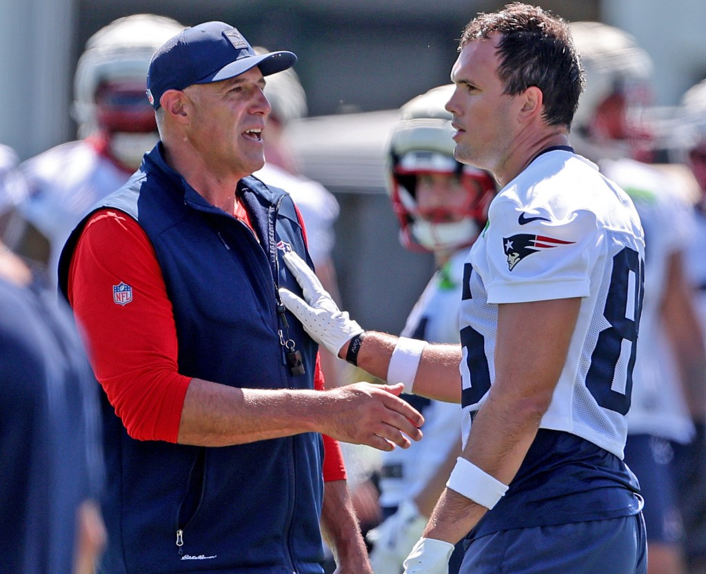 Why Mike Vrabel compared Patriots' Hunter Henry to former Titans All-Pro