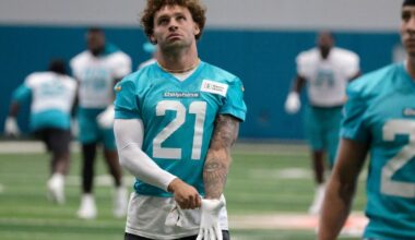 Dolphins' Davis limps off field, returns with walking boot