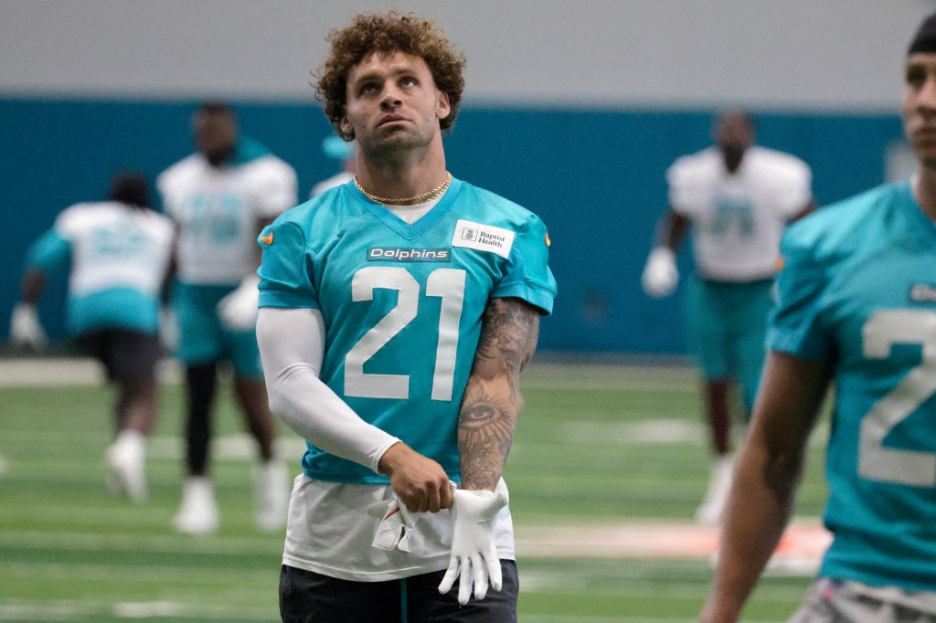Dolphins' Davis limps off field, returns with walking boot