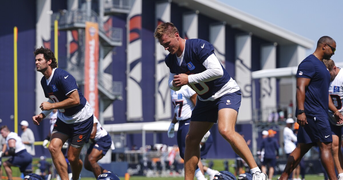 Denver Broncos kick off first day of open training camp in front of 800 fans
