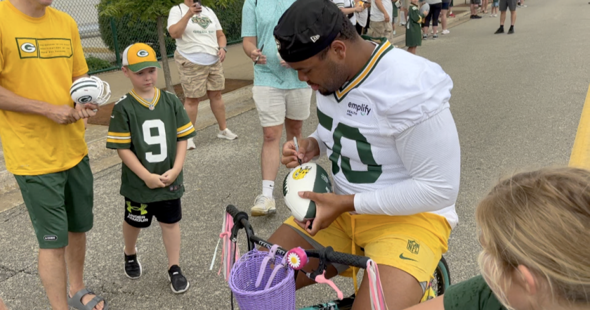 Young fans excited to share bike rides with Packers players at training camp