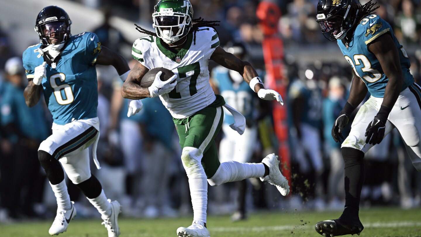 Vintage performances by Davante Adams and Aaron Rodgers carry Jets past defenseless Jaguars 32-25
