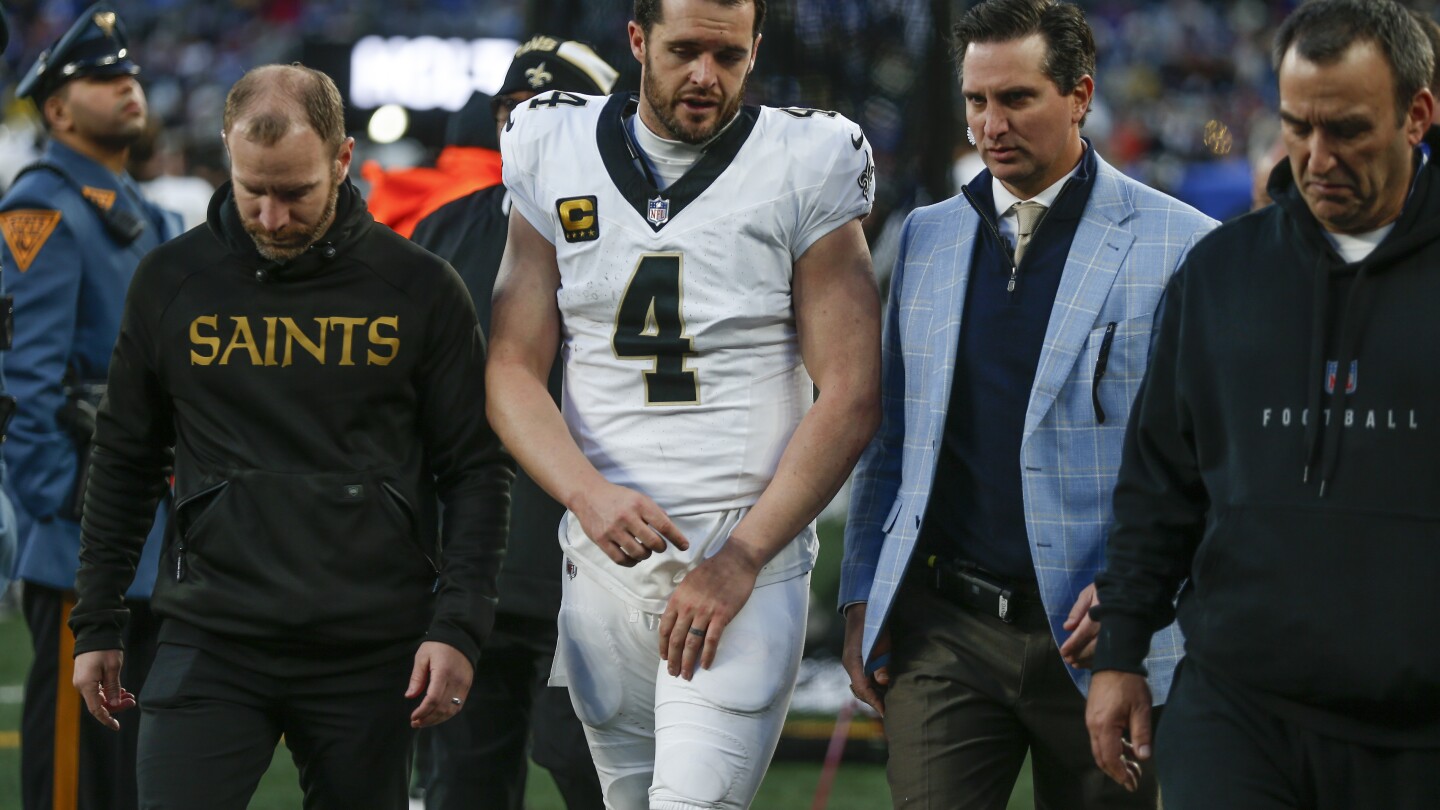 Saints QB Derek Carr injures left hand on dive in 4th quarter of win over Giants