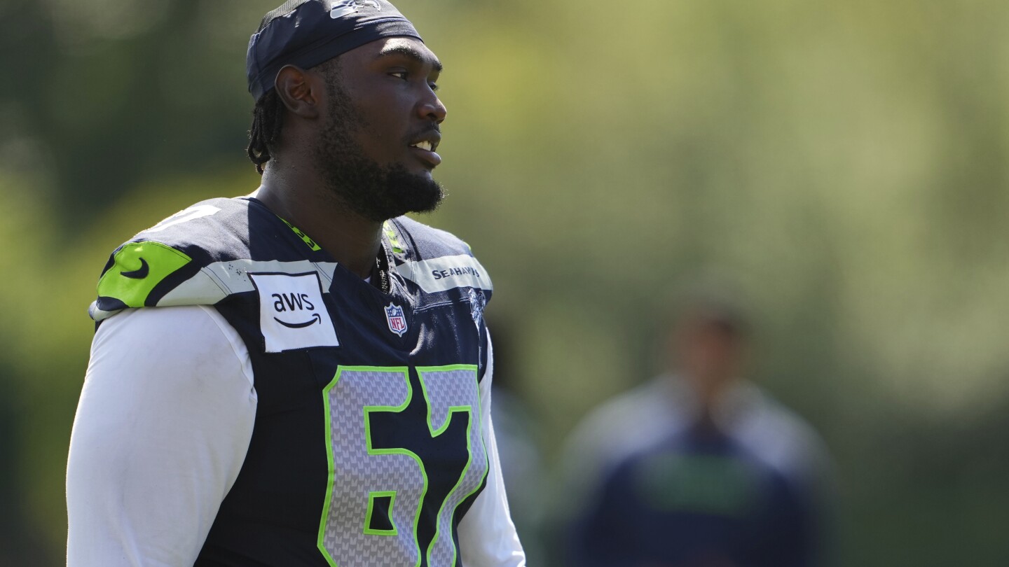 Seahawks left tackle Charles Cross has surgery for finger injury
