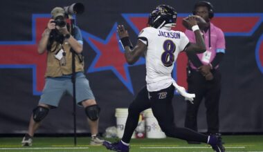 Lamar Jackson breaks NFL QB rushing record, accounts for 3 TDs in Ravens' 31-2 romp over Texans