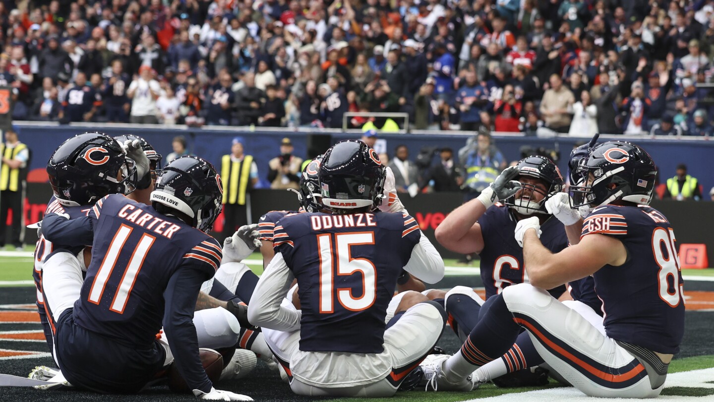 Williams throws 4 TDs and TE Kmet handles long snaps for Bears in 35-16 rout of Jaguars in London
