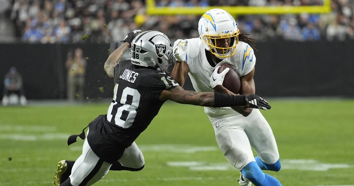 Chargers beat Raiders, set up playoff matchup with Houston Texans