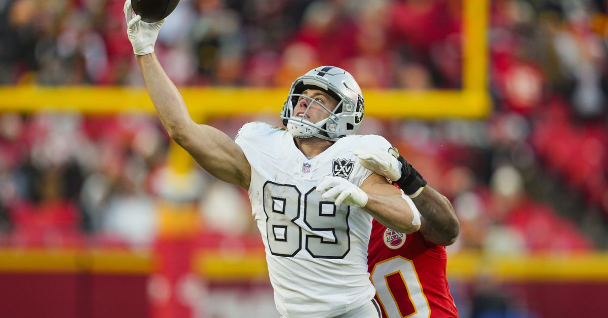 Raiders fans are happy team drafted Brock Bowers not Bo Nix in 2024