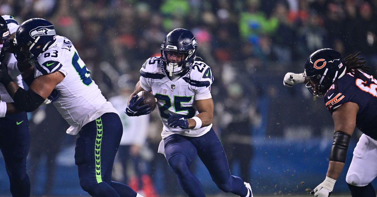 Seattle Seahawks running back Kenny McIntosh reportedly tears ACL in training camp