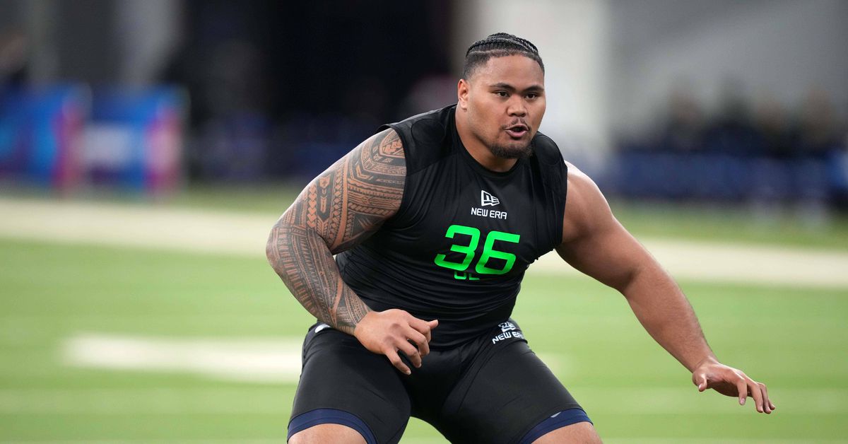 Former Arizona Wildcats OL Jonah Savaiinaea agrees to rookie deal with Dolphins