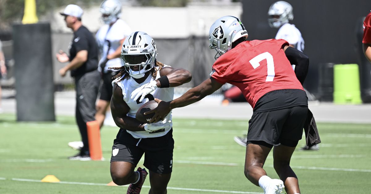 Raiders Offense: Veteran Ian Thomas has savvy, experience to be a lead blocker for Ashton Jeanty