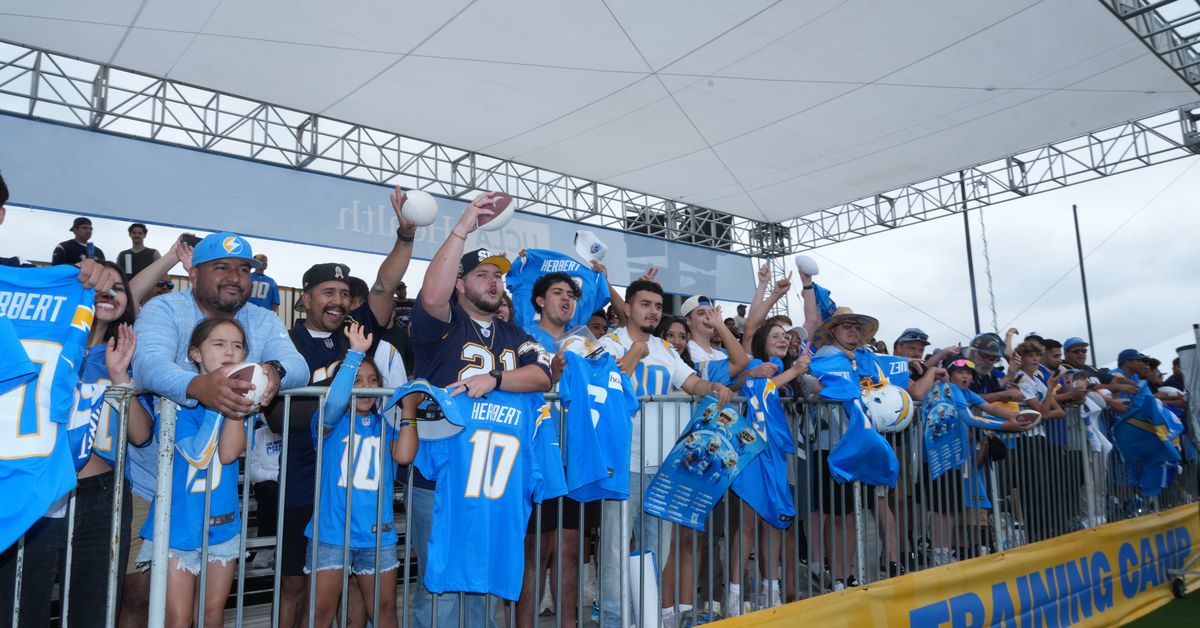 Chargers News: Aaron Rodgers’ first pass with PIT picked off