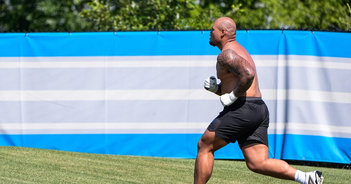 Giovanni Manu learning from Taylor Decker, hopes to follow career path