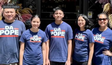 ‘Da Pope’ gets special Bears t-shirt from Chicago family – NBC Chicago