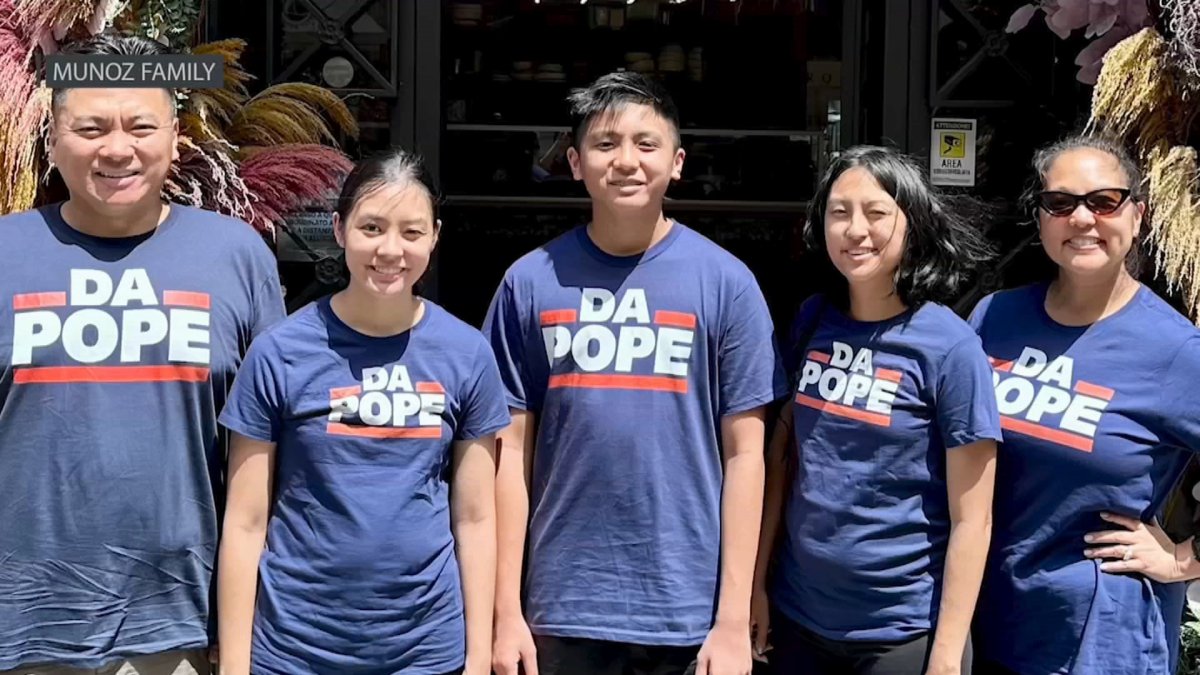 ‘Da Pope’ gets special Bears t-shirt from Chicago family – NBC Chicago
