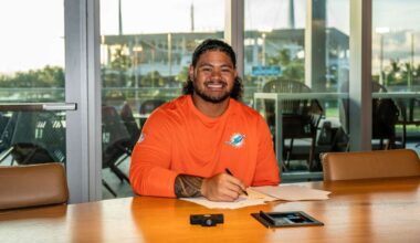 Dolphins Sign Savaiinaea