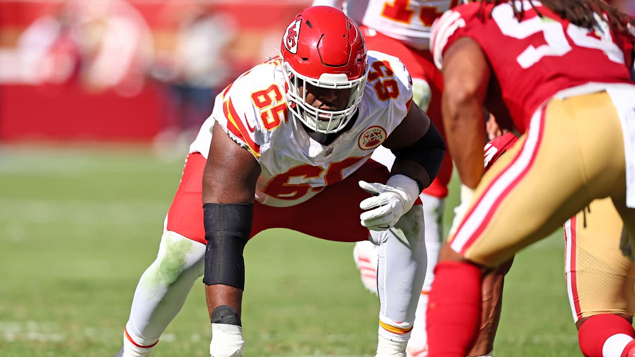 Chiefs Sign OG Trey Smith to New Contract