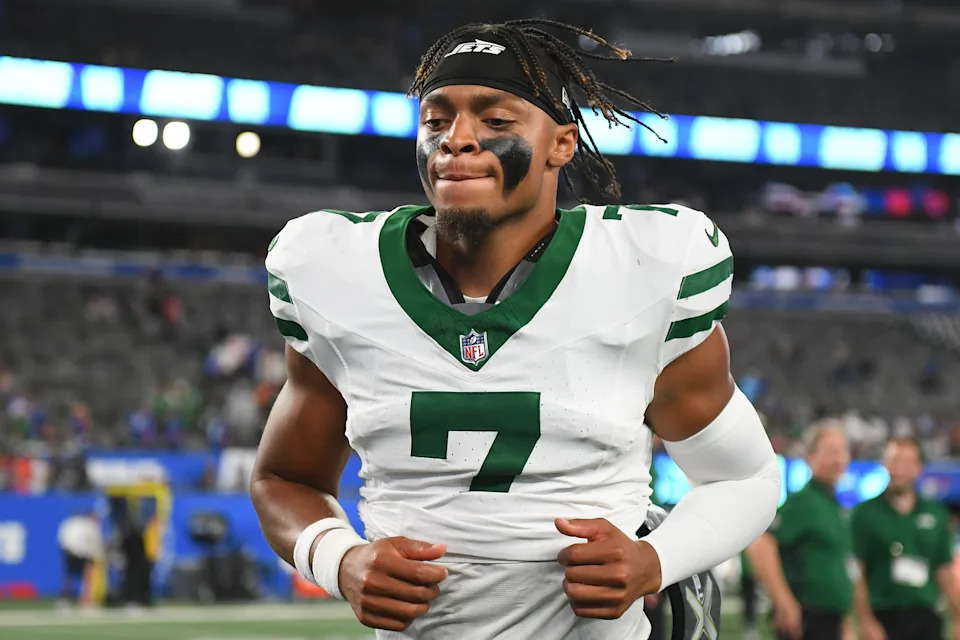 Aug 16, 2025; East Rutherford, New Jersey, USA; New York Jets quarterback Justin Fields (7) jogs off the field following a game against the New York Giants at MetLife Stadium. Mandatory Credit: Rich Barnes-Imagn Images