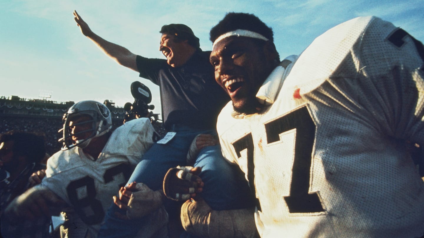 Super Bowl XI - Oakland Raiders vs Minnesota Vikings - January 9, 1977