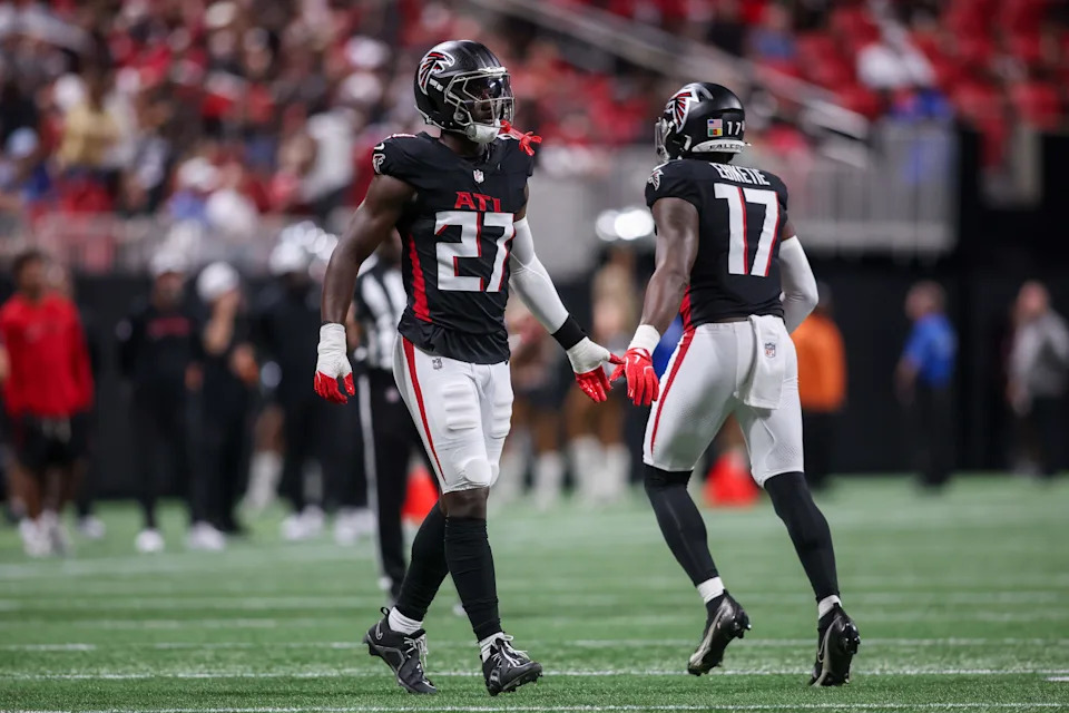 Aug 15, 2025; Atlanta, Georgia, USA; Atlanta Falcons linebacker James Pearce Jr. (27) comes in the game as linebacker Arnold Ebiketie (17) exits against the Tennessee Titans in the second quarter at Mercedes-Benz Stadium. Mandatory Credit: Brett Davis-Imagn Images