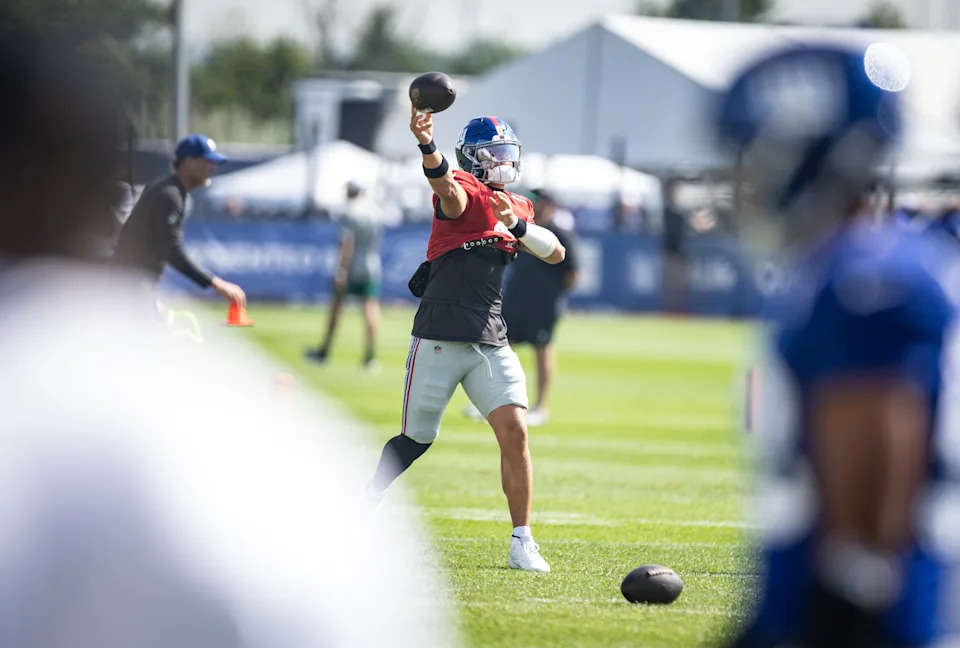 New York Giants rookie quarterback Jaxson Dart (6) throws during a joint training camp practice with the New York Jets, Wednesday, August 13, 2025, in East Rutherford, N.J.
