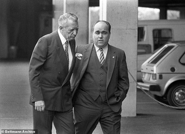 Former Philadelphia Eagles general manager Jim Murray (right) has died at the age of 87