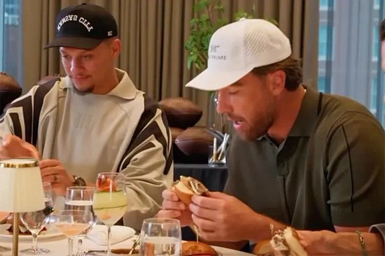 travis kelce and patrick mahomes eating