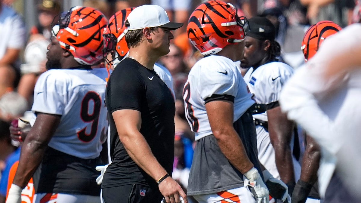 Trey Hendrickson's holdout becomes hold-in at Bengals training camp