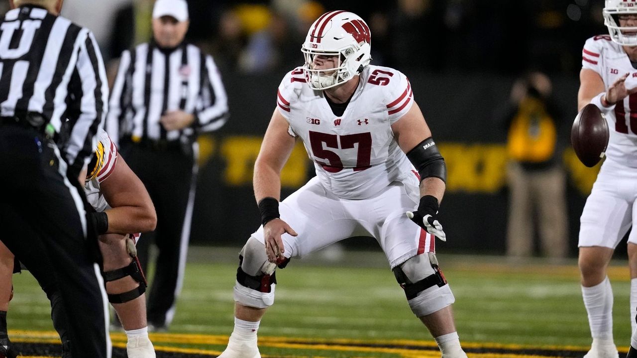 Wisconsin center Jake Renfro listed as week to week after suffering lower-body injury