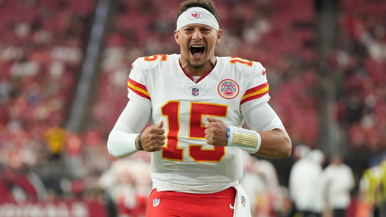 One pass, one TD: Mahomes, Chiefs get off to good start in 20-17 preseason loss to Cardinals