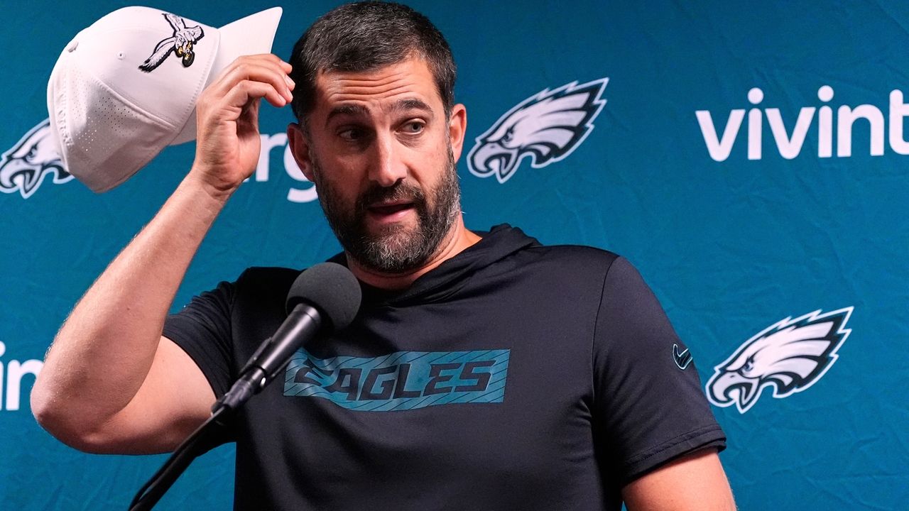 Offensive lineman Fred Johnson heads back to the Eagles in trade with Jaguars, AP source says