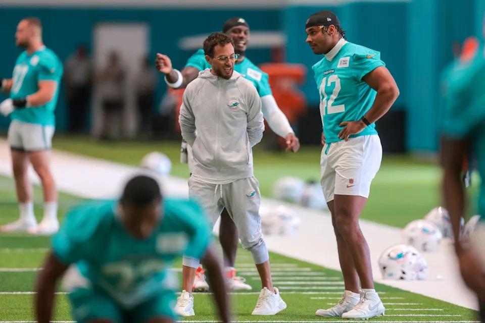 Jun 10, 2025; Miami, FL, USA; Miami Dolphins head coach Mike McDaniel talks to linebacker Grayson Murphy (42) during mandatory minicamp at Hard Rock Stadium. Mandatory Credit: Sam Navarro-Imagn Images© Sam Navarro-Imagn Images