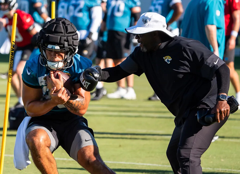 Jacksonville Jaguars tight end Brenton Strange (85) runs through the poles during an NFL training camp second session at the Miller Electric Center, Thursday, July 24, 2025, in Jacksonville, Fla. [Doug Engle/Florida Times-Union]