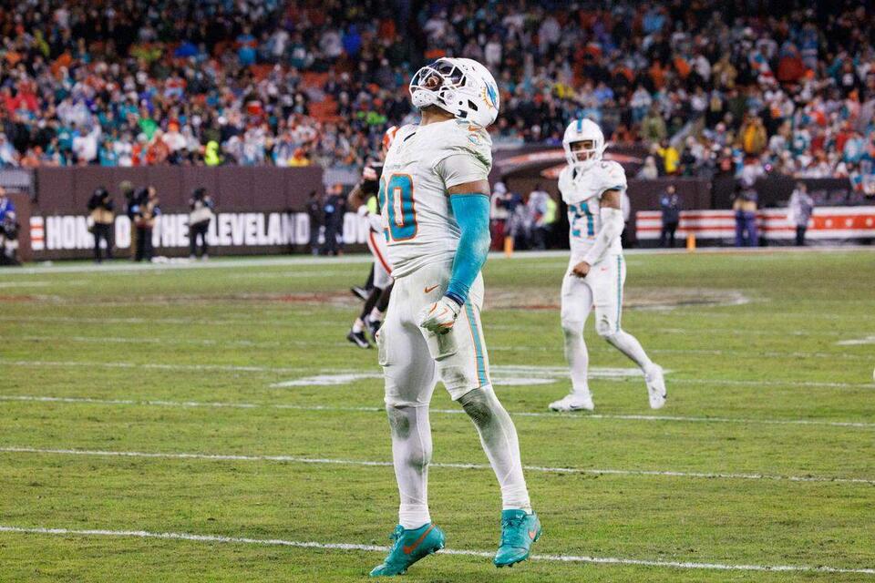 Sights, sounds from first day in Dolphins locker room. An interesting revelation