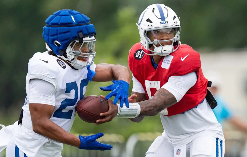 Indianapolis Colts quarterback Anthony Richardson Sr. (5) hands off to running back Jonathan Taylor (28) on Monday, July 28, 2025, during training camp held at Grand Park in Westfield.© Mykal McEldowney&sol;IndyStar &sol; USA TODAY NETWORK via Imagn Images