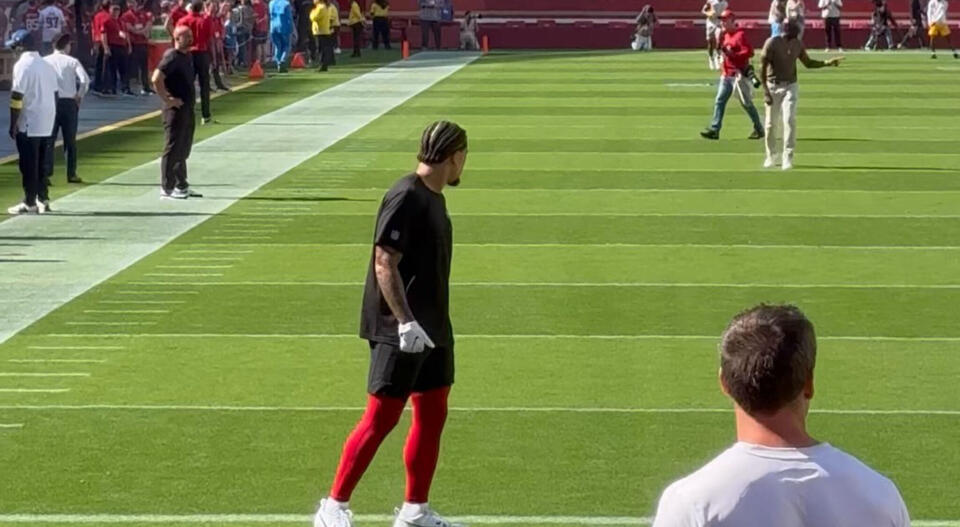 Jerry Rice’s Shocking Viral Blunder: 49ers Legend Drops Easy Pass Before Chargers Preseason Game – Only 27 Career Drops Ever [VIDEO]